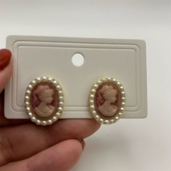 Woman Portrait Light Pink Cameo Faux Pearl Oval Round Stud Earrings Victorian - Picture 3 of 9
